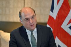 Britský ministr obrany Ben Wallace podal demisi, nahradí ho Shapps