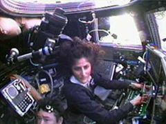 Velitelka ISS Suni Williamsová Dragona ke stanici přitáhla robotickou paží.