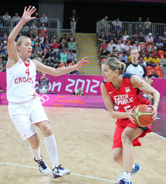 Česká basketbalistka Eva Vítečková se snaží vyzrát na Mandir Sandraovou v utkání skupiny A s Chorvatskem na OH 2012 v Londýně.