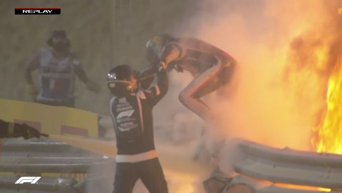 Závod F1 v Bahrajnu přerušila hrozivá Grosjeanova nehoda