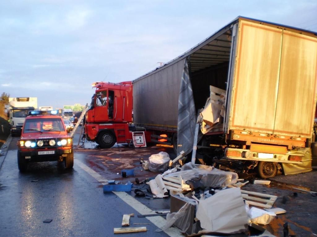 Kamion na D1 smetl v protisměru Touran, dva mrtví