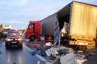 Kamionu se utrhla náprava. Dálnice D1 u Jihlavy stojí