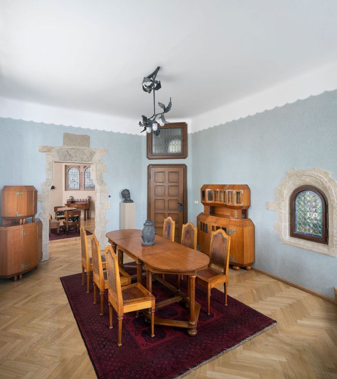 Interiér Bílkovy vily po rekonstrukci dokončené v roce 2022.