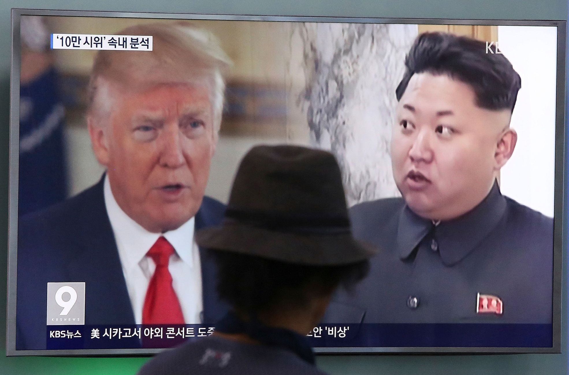 Donald Trump a Kim Čong-un na televizi v Soulu.