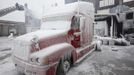 A truck sits encased in ice after a warehouse fire in Chicago January 23, 2013. Fire department officials said it is the biggest fire the department has had to battle in years and one-third of all Chicago firefighters were on the scene at one point or another trying to put out the flames. An Arctic blast continues to grip the U.S. Midwest and Northeast Wednesday, with at least three deaths linked to the frigid weather, and fierce winds made some locations feel as cold as 50 degrees below zero Fahrenheit. (minus 46 degrees Celsius). REUTERS/John Gress (UNITED STATES - Tags: DISASTER ENVIRONMENT) Published: Led. 23, 2013, 5:57 odp.