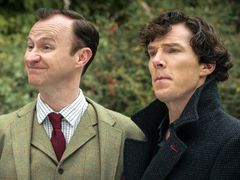 Na snímku ze seriálu Sherlock jsou Mark Gatiss jako Mycroft Holmes a Benedict Cumberbatch v hlavní roli.