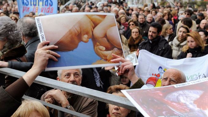 Španělé vynesli do ulic krvavé snímky z potratů