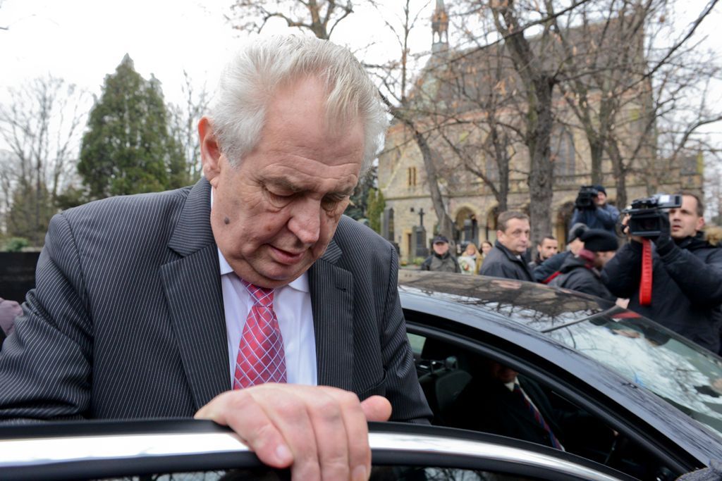 Zeman se poklonil Václavu Havlovi