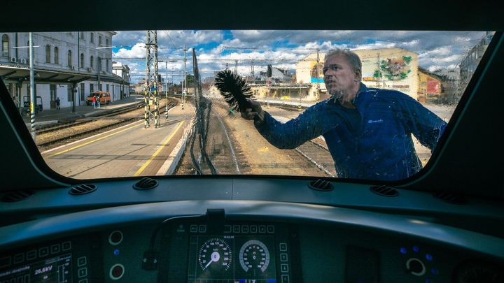Vrstva hmyzu na skle a neustálé mačkání tlačítka. Den strojvůdce překvapí i piloty
