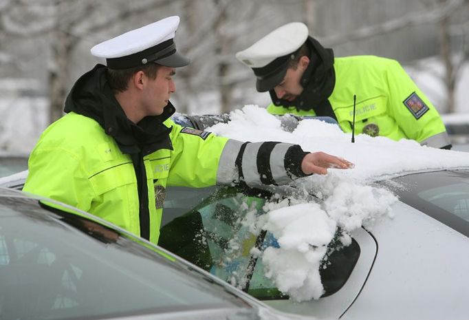 V prvním týdnu mistrovství sevřela Liberec sněhová kalamita. Ukázalo se, že ve výbavě nových policejních oktávií chybí škrabky na sníh. Někteří policisté tak každodenně shazovali několik centimetrů čerstvého sněhu z majáků na autech rukama.