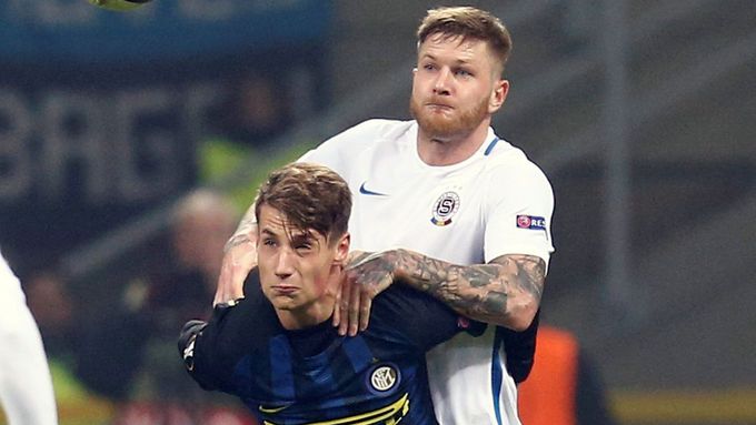 Sparťan Ondřej Mazuch v souboji s Andreou Pinamontim z Interu Milán.