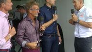 Bývalý majitel týmu F1 Eddie Jordan (druhý zleva) také v Brazílii dostál pověsti extravagantního manekýna s výraznými košilemi.