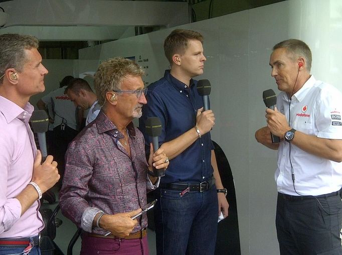 Bývalý majitel týmu F1 Eddie Jordan (druhý zleva) také v Brazílii dostál pověsti extravagantního manekýna s výraznými košilemi.