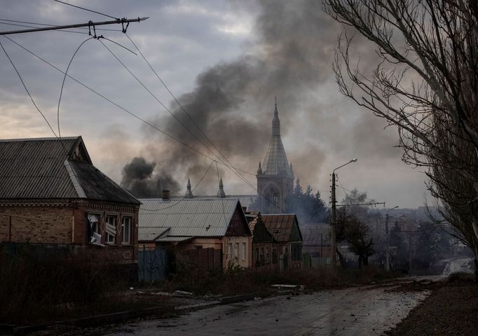 Východoukrajinské město Bachmut v Doněcké oblasti podle ukrajinského prezidenta Volodymyra Zelenského zničily ruské síly.