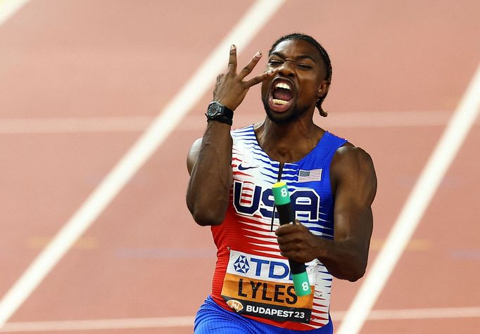 Američan Noah Lyles po vítězství ve štafetě na 4x100 m ukazuje třemi prsty, kolik zlatých medailí si odveze z MS v Budapešti