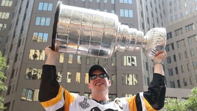 Sidney Crosby se Stanley Cupem při oslavě s fanoušky Penguins.-