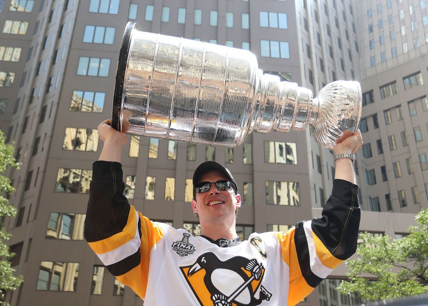 Sidney Crosby se Stanley Cupem při oslavě s fanoušky Penguins