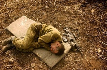 Izraelský voják odpočívá poblíž libanonských ranic