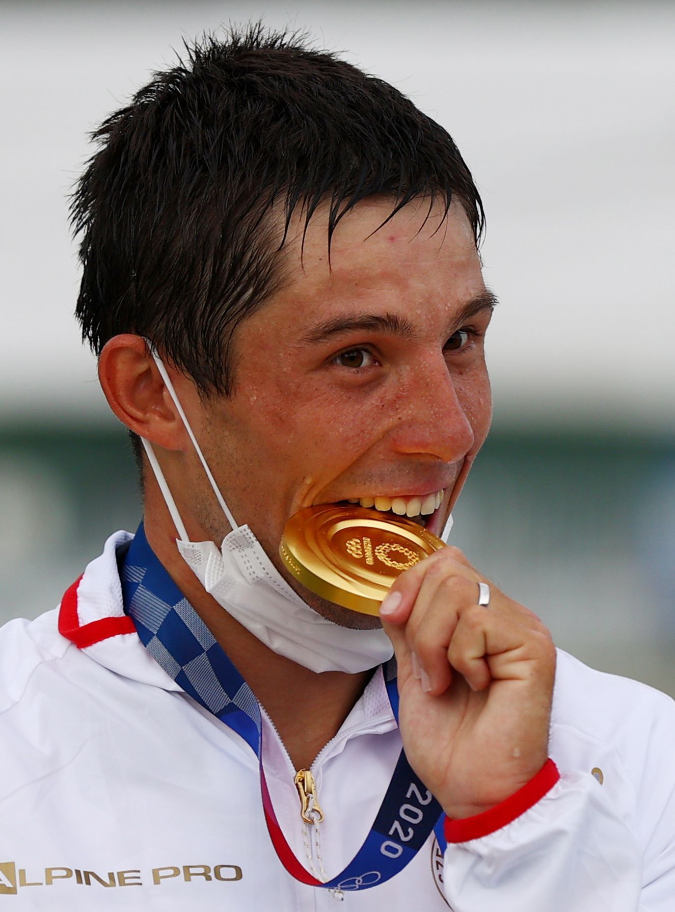 Kajakář Jiří Prskavec se zlatou medailí po vítězství ve finále na OH 2020