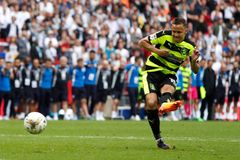 Huddersfield si v penaltách vystřílel návrat do Premier League po 45 letech