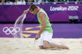 Lotyšský beachvolejbalista Martin Plavins zklamaně háže písek poté, co se svým kolegou ztratil bod v semifinálovém utkání s Brazilci.