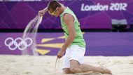 Lotyšský beachvolejbalista Martin Plavins zklamaně háže písek poté, co se svým kolegou ztratil bod v semifinálovém utkání s Brazilci.