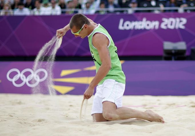 Litevský beachvolejbalista Martin Plavins poté, co ztratil bod v utkání Litva vs. Brazílie.