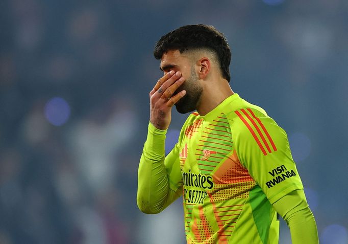 Zklamaný David Raya po porážce v odvetě semifinále LM PSG - Arsenal
