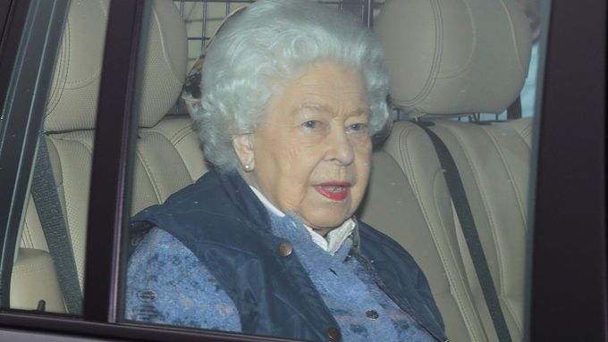 Britská panovnice zůstane ve Windsoru společně s manželem princem Philipem i během Velikonoc. Z Londýna odjela o týden dřív, než bylo původně plánované.