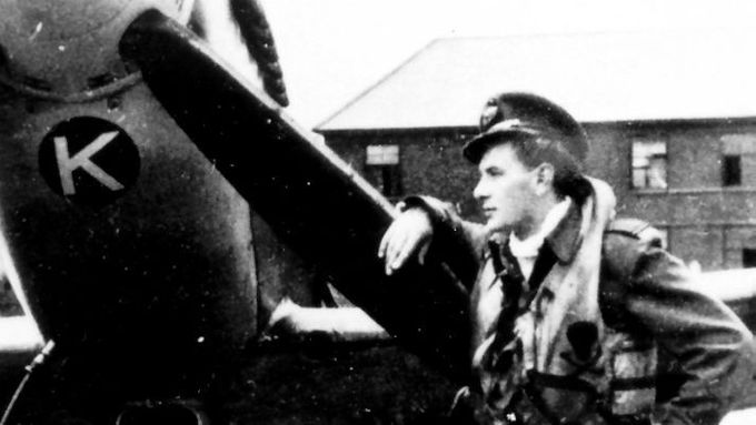 Otto Smik se svou stíhačkou Spitfire.