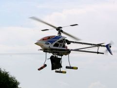 Televizní štáby používaly na natáčení tuto malou helikoptéru s podvěšenou kamerou