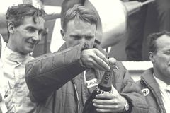 Zemřel "vynálezce" sprchy šampaňským ve formuli 1, americký pilot Dan Gurney