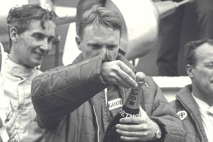 Dan Gurney se šampaňským v Le Mans 1967.
