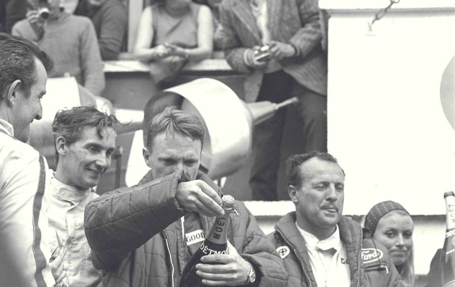 Dan Gurney se šampaňským v Le Mans 1967.