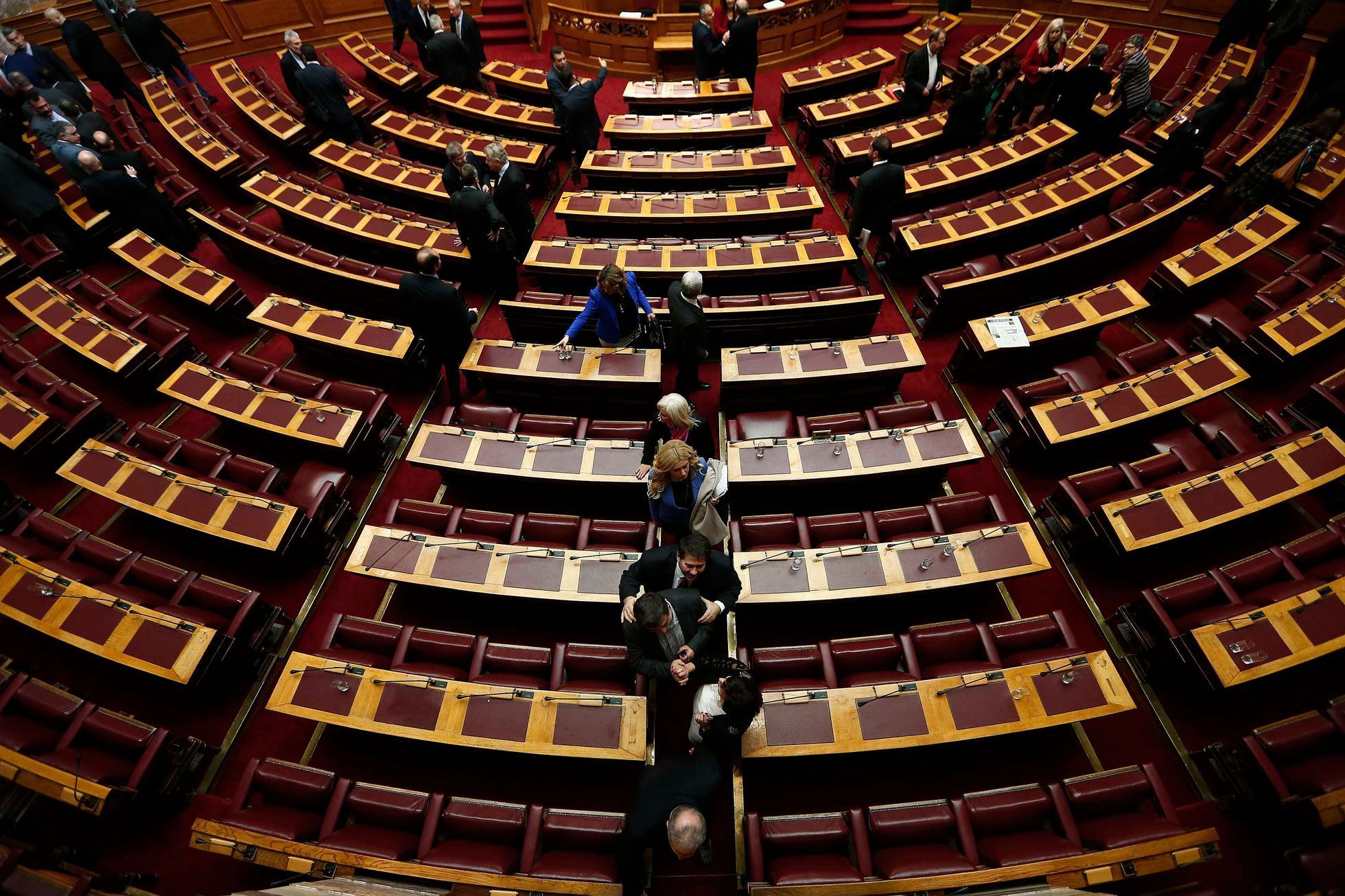 Řečtí poslanci opouštějí po hlasování parlament.