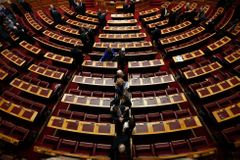 Řecký parlament bude hlasovat o další mezinárodní pomoci