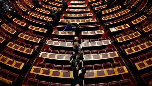 Řečtí poslanci opouštějí po hlasování parlament.