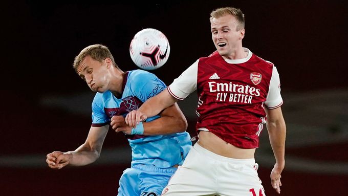 "Levní" proti "drahým" aneb Tomáš Souček z West Hamu (vlevo) v souboji s Robem Holdingem z Arsenalu