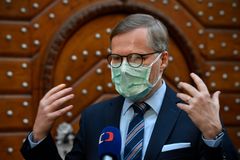 Opozice prosadila výzvy pro vládu, komise k nákupu ochranných pomůcek ale nevznikne
