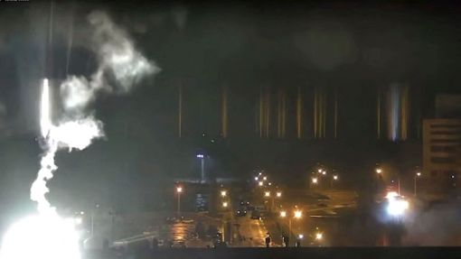 Ruské jednotky střílí na ukrajinskou záporožskou jadernou elektrárnu. Část objektu hoří.