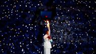 Jeden z nejsilnějších momentů zahajovací ceremonie. Hokejová legenda Wayne Gretzky s olympijskou pochodní. Byl jednou ze čtyř osobností, které zapálily oheň ve Vancouveru.