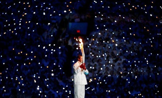 Jeden z nejsilnějších momentů zahajovací ceremonie. Hokejová legenda Wayne Gretzky s olympijskou pochodní. Byl jednou ze čtyř osobností, které zapálily oheň ve Vancouveru.