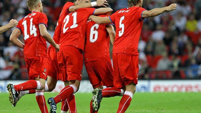 Čeští fotbalisté slaví druhý gól v síti domácí Anglie zásluhou Marka Jankulovského.