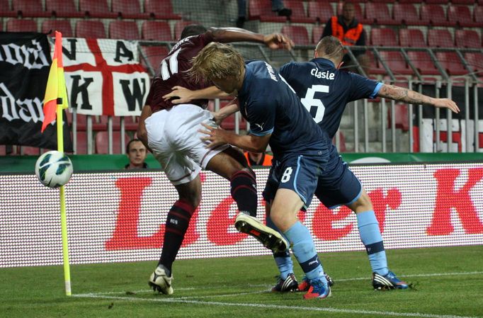 Fotbalista Sparty Léonard Kweuke v odvetném utkání kvalifikace Evropské ligy 2012/13 s Feyenoordem.