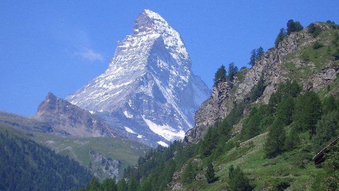 Tradiční lezecké cesty na Matterhornu ohrožují padající kameny.