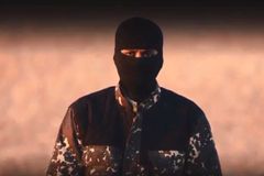 Mají islamisté nového Džihád Johna? Britové prověřují totožnost muže z videa s vraždou špionů