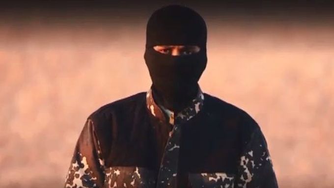 Bojovník Islámského státu na propagandistickém videu.