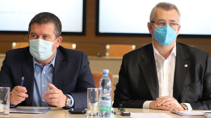 Ministr vnitra a předseda ČSSD Jan Hamáček společně s prezidentem Smíšené česko-čínské komory Jaroslavem Tvrdíkem vysvětlují obchodování s Čínou během pandemie koronaviru.