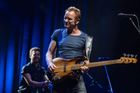 Sting toho sice příliš nenamluvil, hrál a zpíval ale skvěle. Vystřídal baskytaru a kytaru, vystřihl si také sólo na akustickou kytaru.