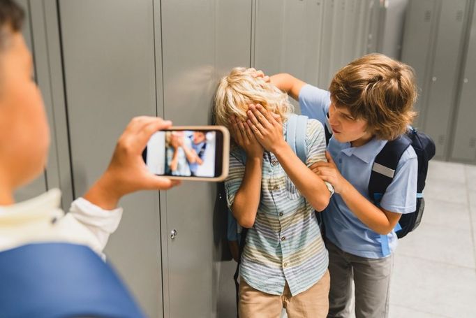 Internet přinesl více výzev nejen náctiletým, ale také mladším dětem. Čelí obrovskému množství znepokojivých zpráv, tvrdí autorka knihy Začni si věřit Lisa M. Schabová.